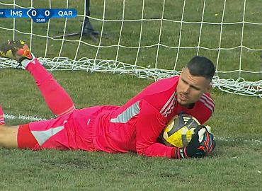 Fabijan Buntić, professioneller Torwart aus Stuttgart, sichert den Ball im Spiel